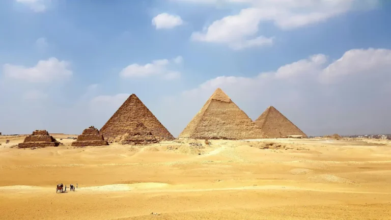 الأهرامات الثلاثة الكبرى على هضبة الجيزة في مصر تحت سماء زرقاء صافية