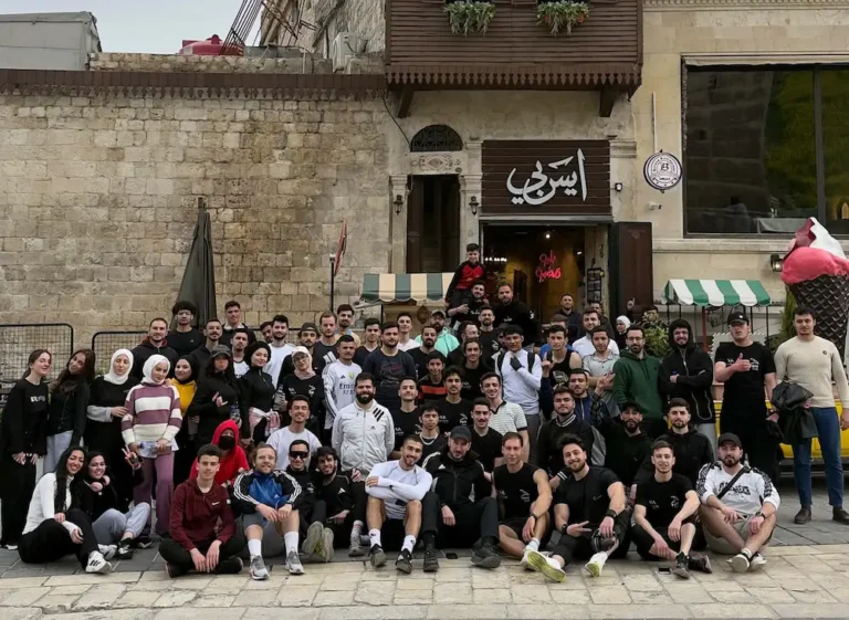 أعضاء نادي تاف كلوب (TUFF Club) يتجمعون في شوارع حلب القديمة