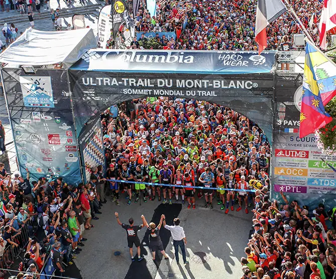 خط انطلاق UTMB 2015 في شامونيه، تظهر عليه شعارات السباقات الخمسة