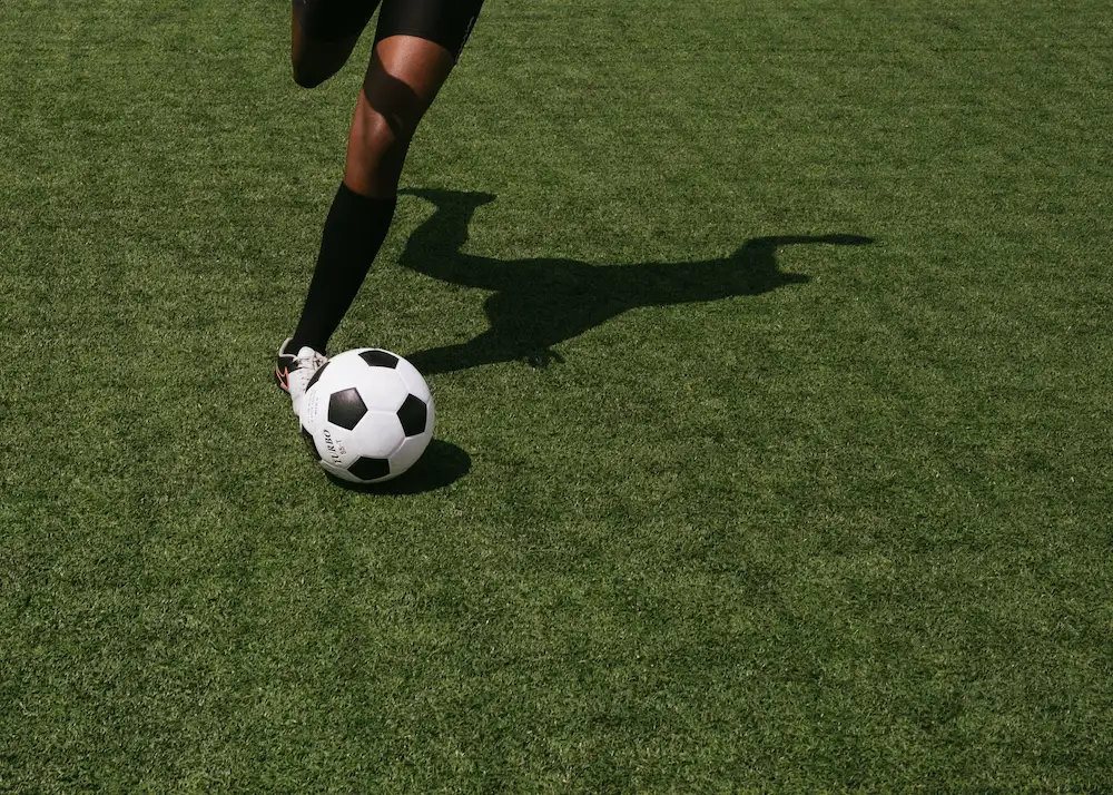 من هو أسرع لاعب كرة قدم في العالم؟