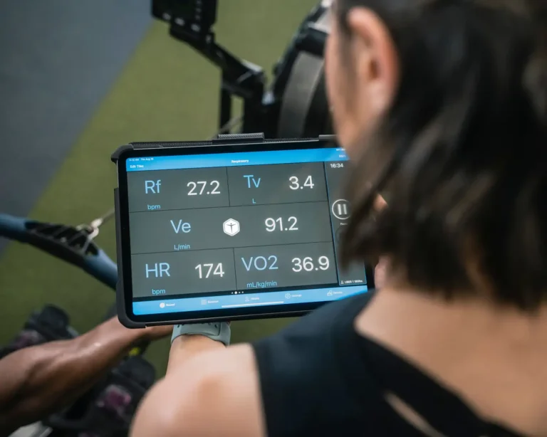 قياس VO2 Max في المختبر باستخدام جهاز تحليل الغازات التنفسية أثناء الجري
