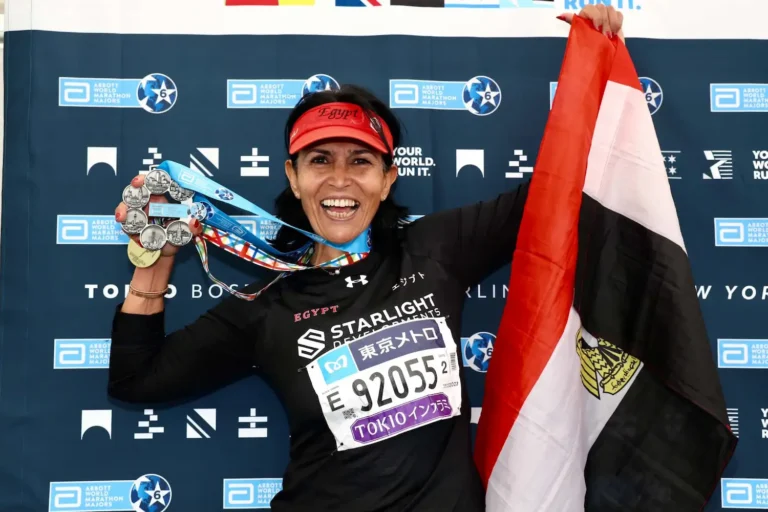 أماني خليل ترفع علم مصر وتحمل ميدالية ماراثون طوكيو وميدالية النجوم الستة أمام الجدار الرسمي لماراثونات العالم الكبرى